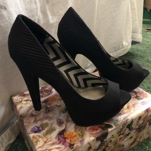Fergalicious 5” Black Pumps Size 6.5